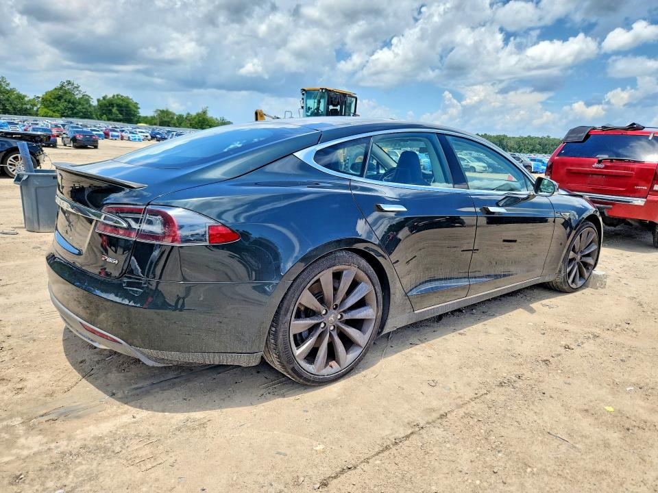 2013 Tesla Model s VIN 5YJSA1CPXDFP10826 COPART salvage auction — MINOR DENT/SCRATCHES, Salvage Title, sold $3,400 on 2026-07-24 (photo 3)