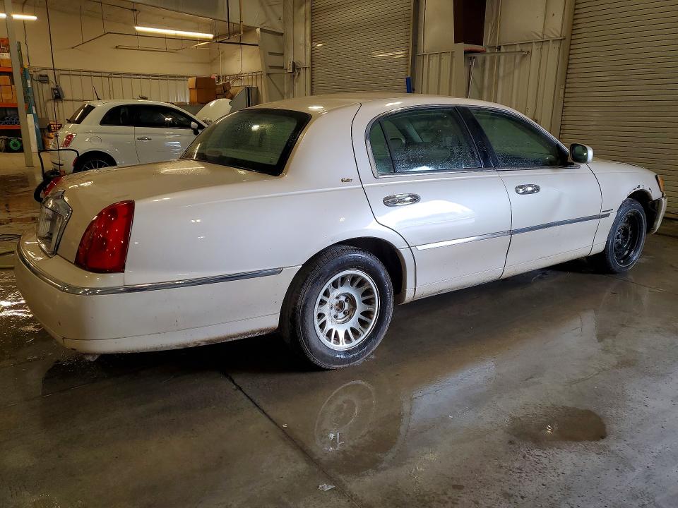 2001 Lincoln TOWN CAR VIN 1LNHM83W71Y701168 COPART salvage auction — FRONT END, MN - CERT OF TITLE-PRIOR SALVAGE, sold $70 on 2026-07-27 (photo 3)