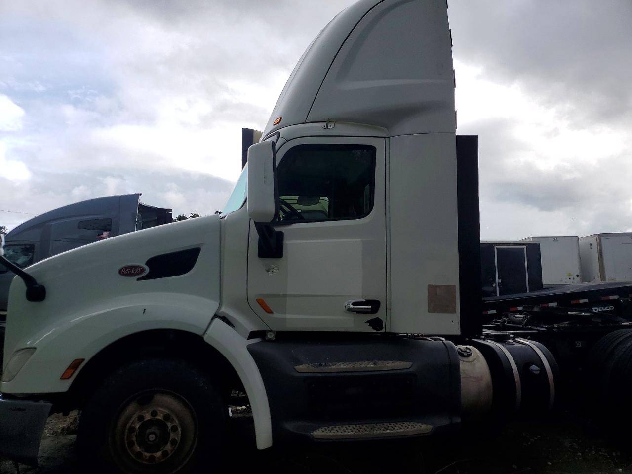 2016 Peterbilt 579 VIN 1XPBA48X5GD339773 COPART salvage auction — Normal Wear, IN - CERTIFICATE OF TITLE, sold $5,000 on 2026-07-07 (photo 2)