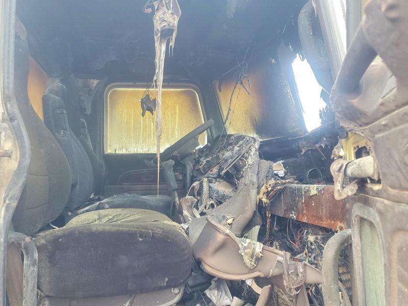 2006 Peterbilt 379 VIN 1XP5DU9X36D893461 COPART salvage auction — INTERIOR BURN, IA - CERT OF TITLE-SALVAGE TITLE, sold $1,400 on 2026-07-10 (photo 5)