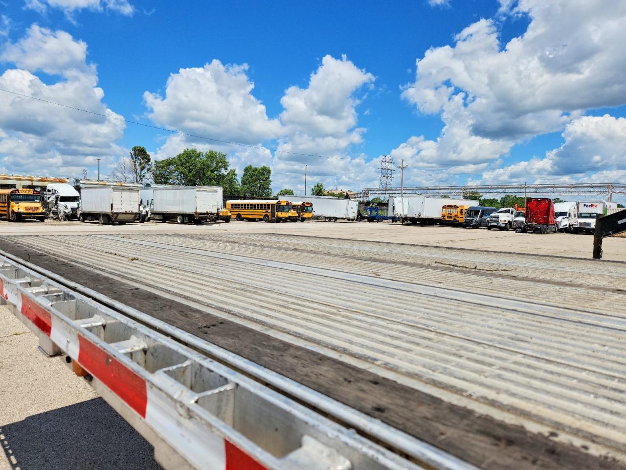 2006 Reitnouer Flatbed Trailer VIN 1RNF48A296R015935 COPART salvage auction — Side, OH - CERT OF TITLE-SALVAGE, sold $6,800 on 2026-07-09 (photo 5)