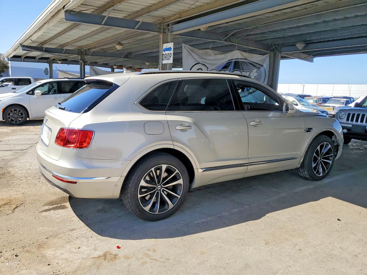 2018 Bentley Bentayga VIN SJAAC4ZV4JC018083 COPART salvage auction — Front End, Sc - Salvage Title, sold $34,500 on 2026-09-24 (photo 3)