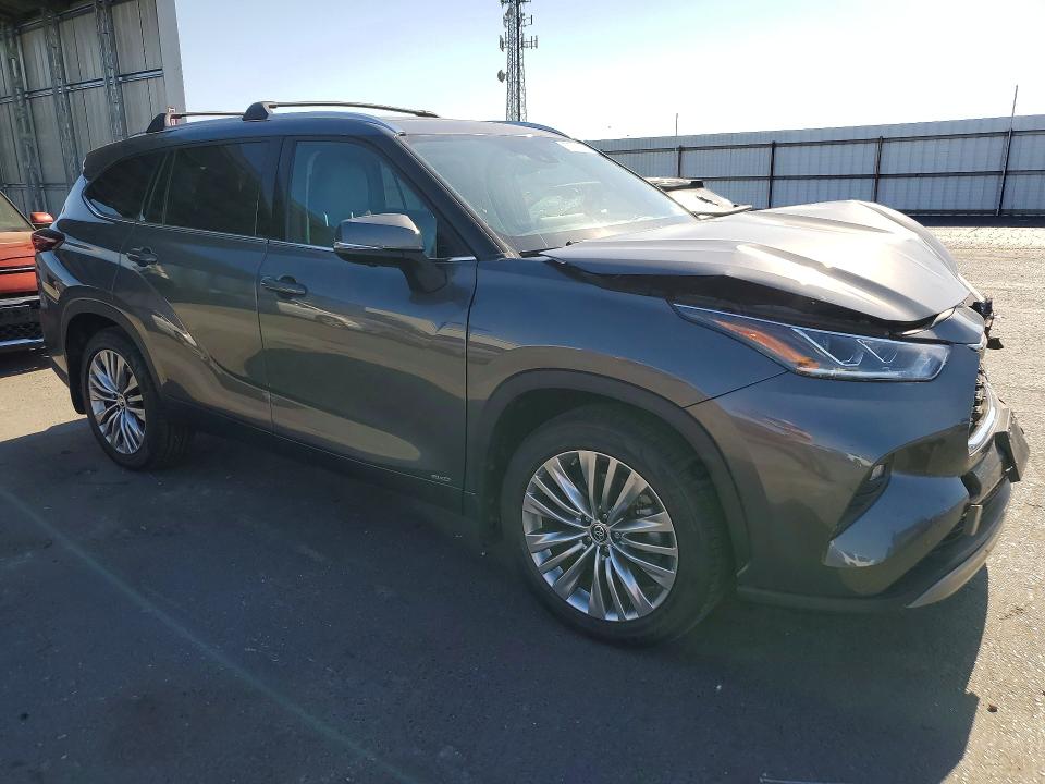 2024 Toyota Highlander VIN 5TDEBRCH2RS621949 COPART salvage auction — FRONT END, Salvage Title, sold $25,250 on 2026-07-23 (photo 4)