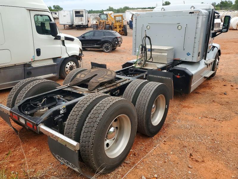 2018 Peterbilt 579 VIN 1NPBDH9X2JD493968 COPART salvage auction — MINOR DENT/SCRATCHES, OK - CERTIFICATE OF TITLE, sold $4,600 on 2026-07-09 (photo 4)