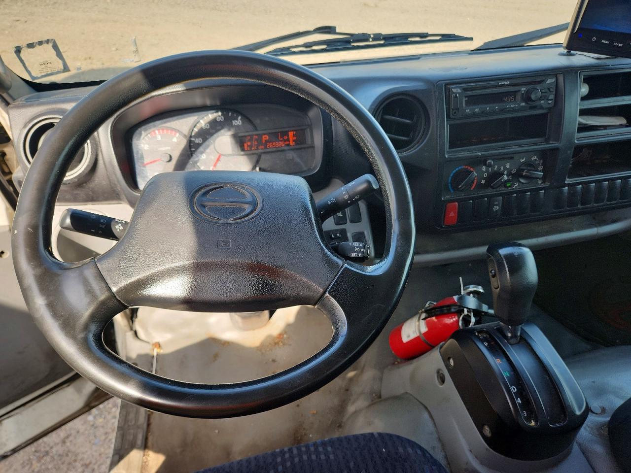 2019 Hino 195dr VIN JHHSDM2H2KK009231 COPART salvage auction — Normal Wear, NY - CERTIFICATE OF TITLE, sold $3,100 on 2026-09-14 (photo 8)