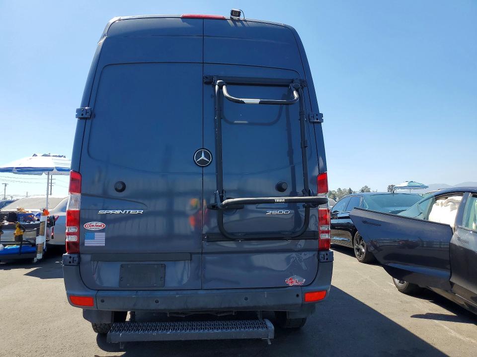2018 Mercedes-benz Sprinter VIN WD3PE7CD1JP622584 COPART salvage auction — MINOR DENT/SCRATCHES, Ca - Dis/Dlr/Exp Only Clean Title (P), sold $4,350 on 2026-07-27 (photo 6)
