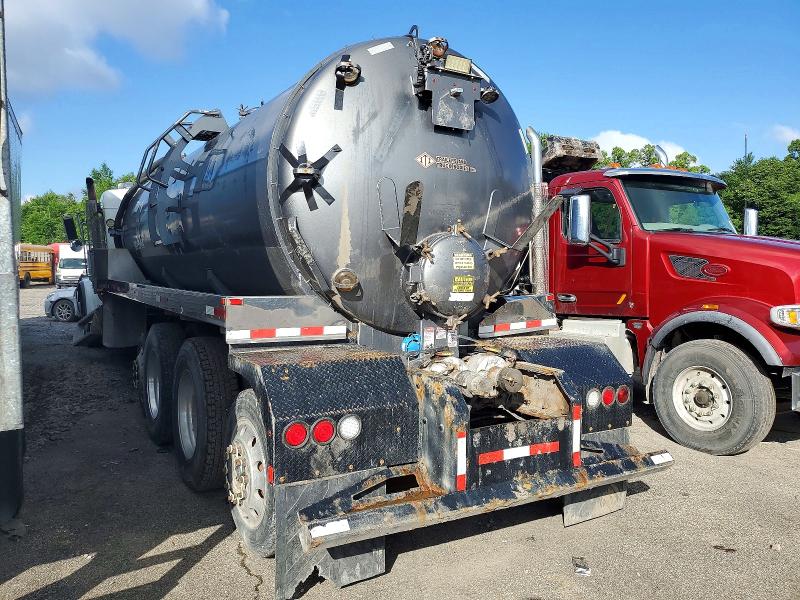 2017 Peterbilt 367 VIN 1NPTX4EX8HD412489 COPART salvage auction — ROLLOVER, PA - CERT OF TITLE, sold $10,000 on 2026-09-18 (photo 3)