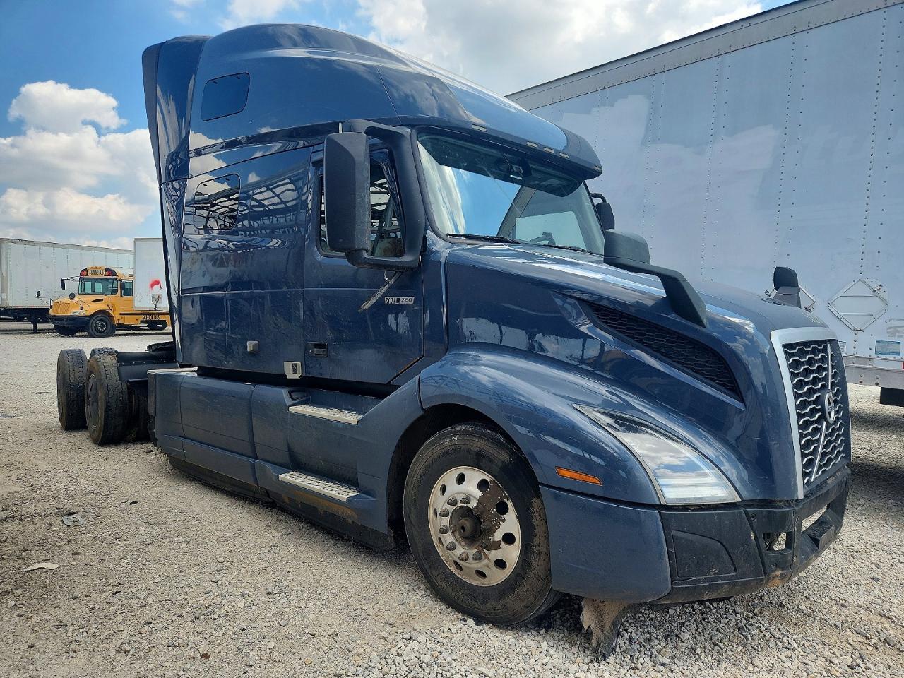 2023 Volvo VNL VIN 4V4NC9EH5PN624118 — COPART salvage auction photo