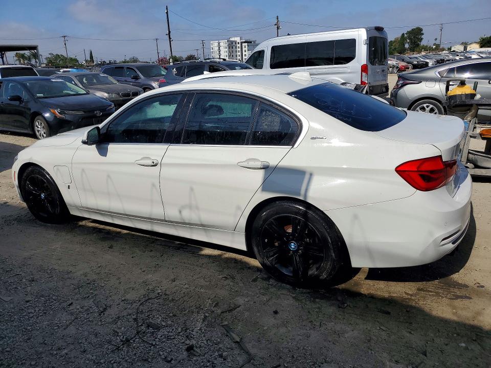 2017 BMW 3er VIN WBA8E1C32HA159282 COPART salvage auction — MINOR DENT/SCRATCHES, Ca - Dis/Dlr/Exp Only Clean Title, sold $1,000 on 2026-07-27 (photo 2)
