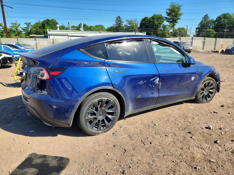 2021 Tesla Model y VIN 5YJYGDEE3MF266226 COPART salvage auction — SIDE, Salvage Title, sold $2,300 on 2026-07-20 (photo 3)