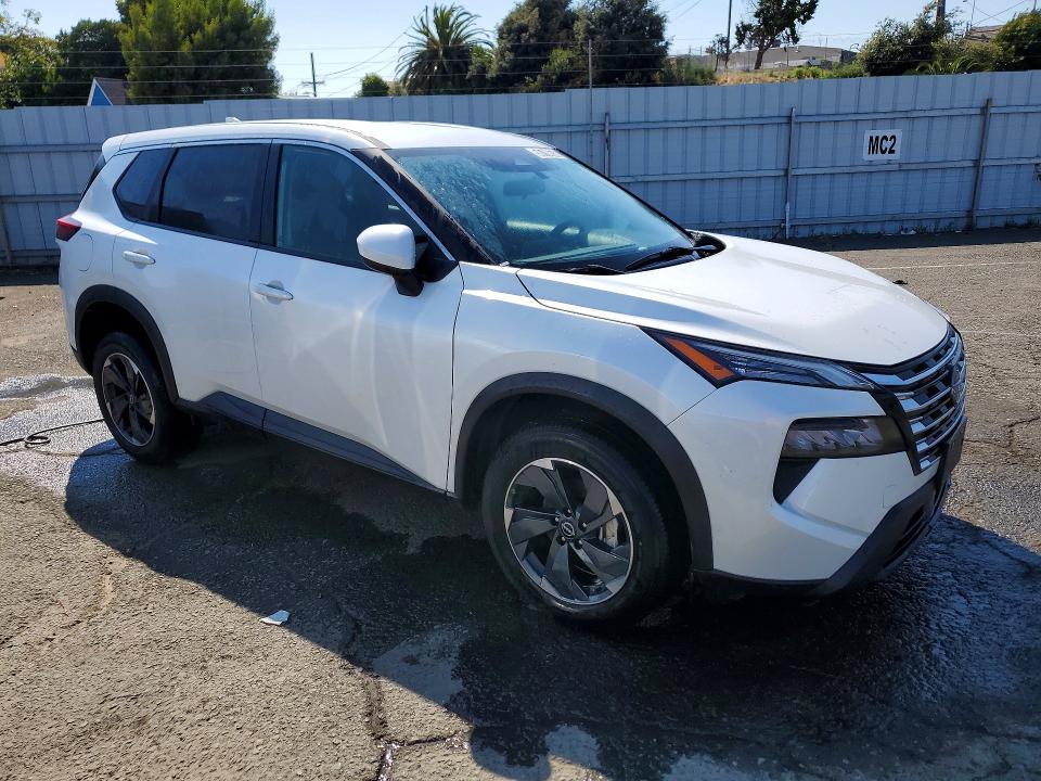 2024 Nissan Rogue VIN 5N1BT3BB6RC732107 COPART salvage auction — MINOR DENT/SCRATCHES, CA - CERTIFICATE OF TITLE, sold $13,300 on 2026-07-28 (photo 4)