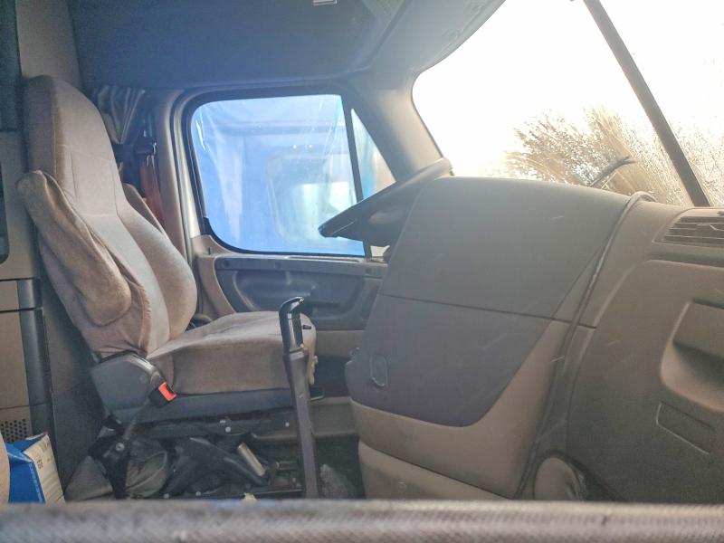 2015 Freightliner Cascadia VIN 1FUJGLBG8FLGF3296 COPART salvage auction — BURN, SC - CERT OF TITLE-SALVAGE, sold $1,100 on 2026-08-28 (photo 5)