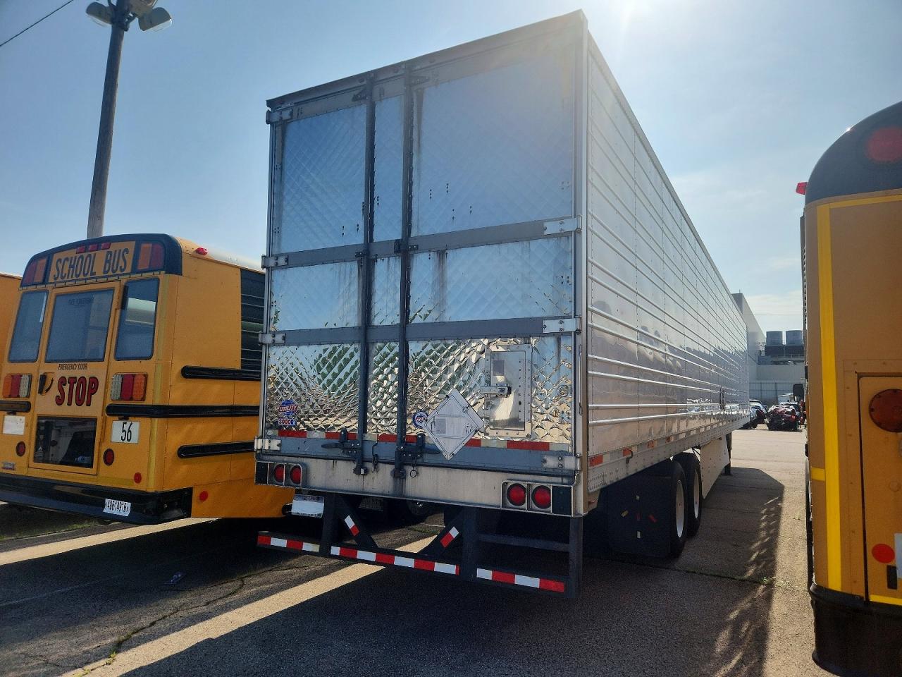 2015 Utility Trailer Manufacture VIN 1UYVS2536FU226819 COPART salvage auction — Minor Dent/Scratches, NE - CERT OF TITLE-SALVAGE, sold $6,300 on 2026-07-09 (photo 4)