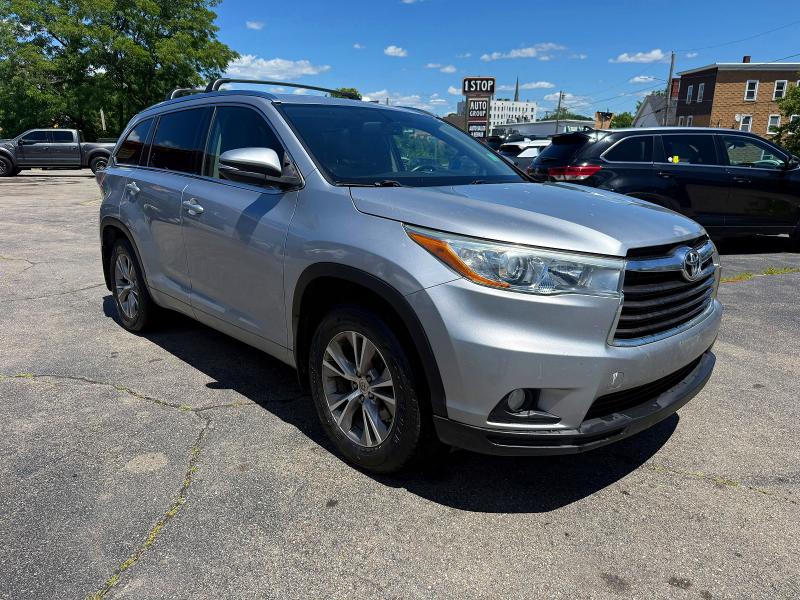 2015 Toyota Highlander VIN 5TDJKRFH3FS075698 COPART salvage auction — MINOR DENT/SCRATCHES, Me - Certificate Of Title (P), sold $10,000 on 2026-07-15 (photo 4)