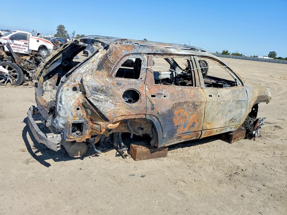 2019 Jeep Cherokee VIN 1C4PJMCB4KD323026 COPART salvage auction — BURN, Ca - Non-Repairable Vehicle Cert, sold $60 on 2026-08-03 (photo 3)