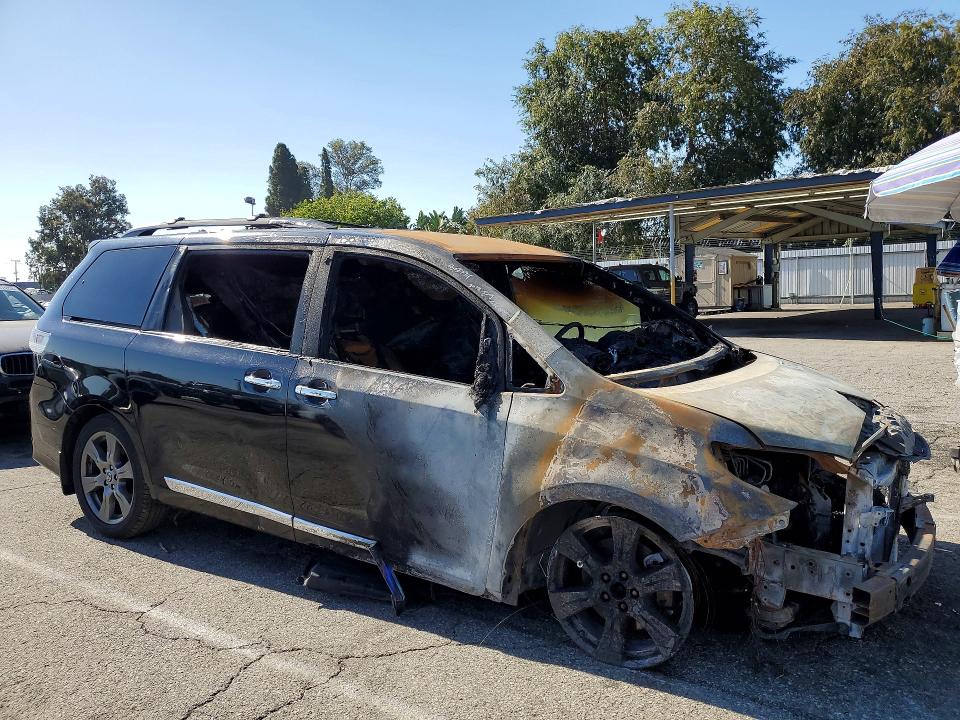 2018 Toyota Sienna VIN 5TDXZ3DC5JS961721 COPART salvage auction — BURN, Mi - Dis/Dlr/Exp Only Salvage Title, sold $525 on 2026-07-10 (photo 4)