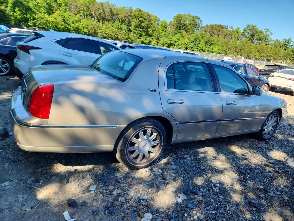 2006 Lincoln TOWN CAR VIN 1LNHM82W36Y620578 COPART salvage auction — MINOR DENT/SCRATCHES, MD - CERT OF SALVAGE > 75% DAMAGE (P), sold $300 on 2026-07-10 (photo 3)