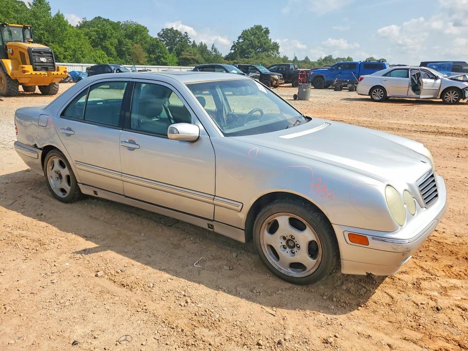 2000 Mercedes-benz E-klasse VIN WDBJF70JXYA985643 COPART salvage auction — REAR END, NC - SALVAGE CERTIFICATE OF TITLE, sold $225 on 2026-07-27 (photo 4)
