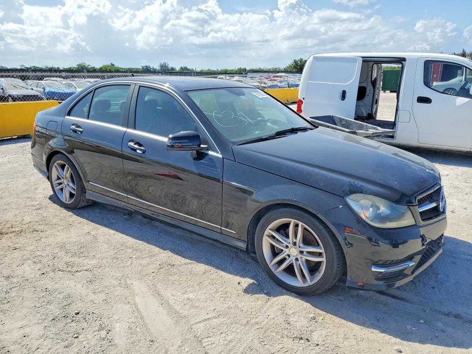 2014 Mercedes-benz C-klasse VIN WDDGF4HB7EA933069 COPART salvage auction — MECHANICAL, Fl - Dealer Only Clean Title (P), sold $1,300 on 2026-07-13 (photo 4)