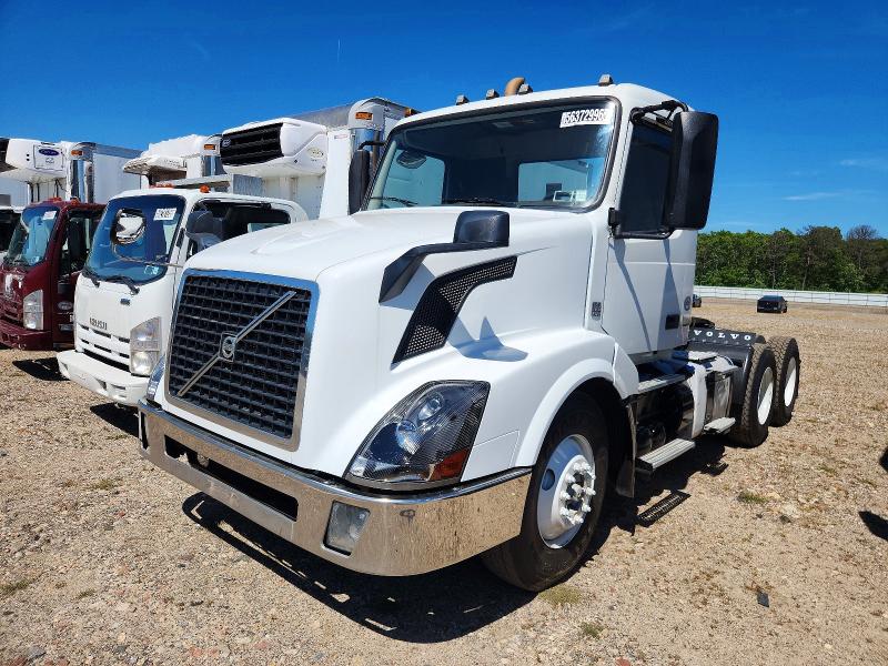 2016 Volvo VNL VIN 4V4NC9EG8GN974902 COPART salvage auction — MINOR DENT/SCRATCHES, NY - CERTIFICATE OF TITLE, sold $7,100 on 2026-10-20 (photo 2)