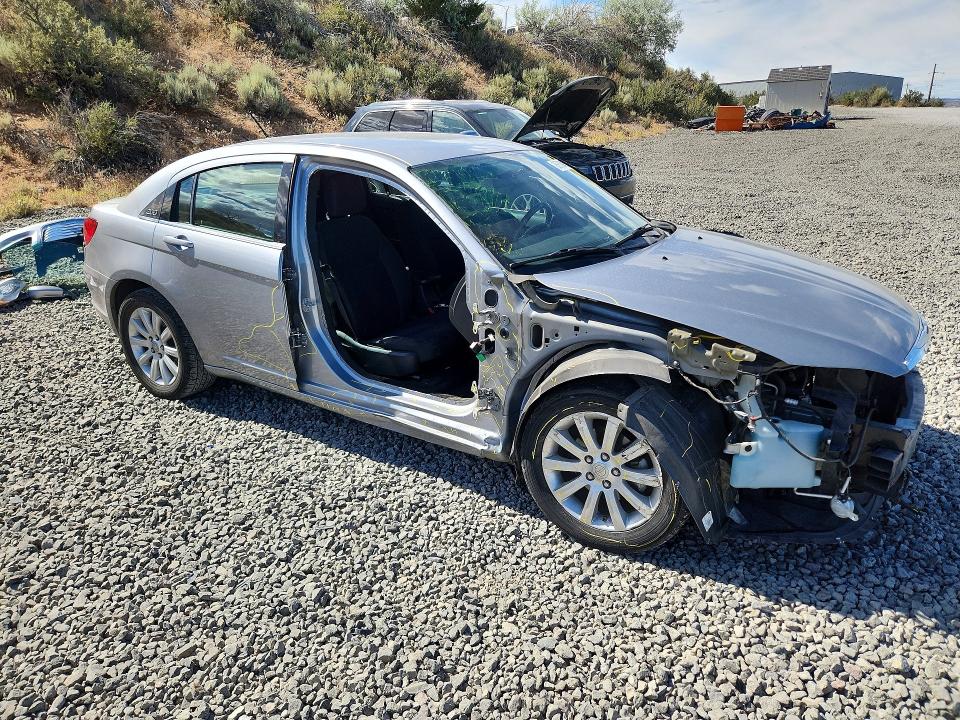 2013 Chrysler 200 VIN 1C3CCBBG5DN527894 COPART salvage auction — SIDE, Nv - Salvage Title, sold $825 on 2026-07-16 (photo 4)