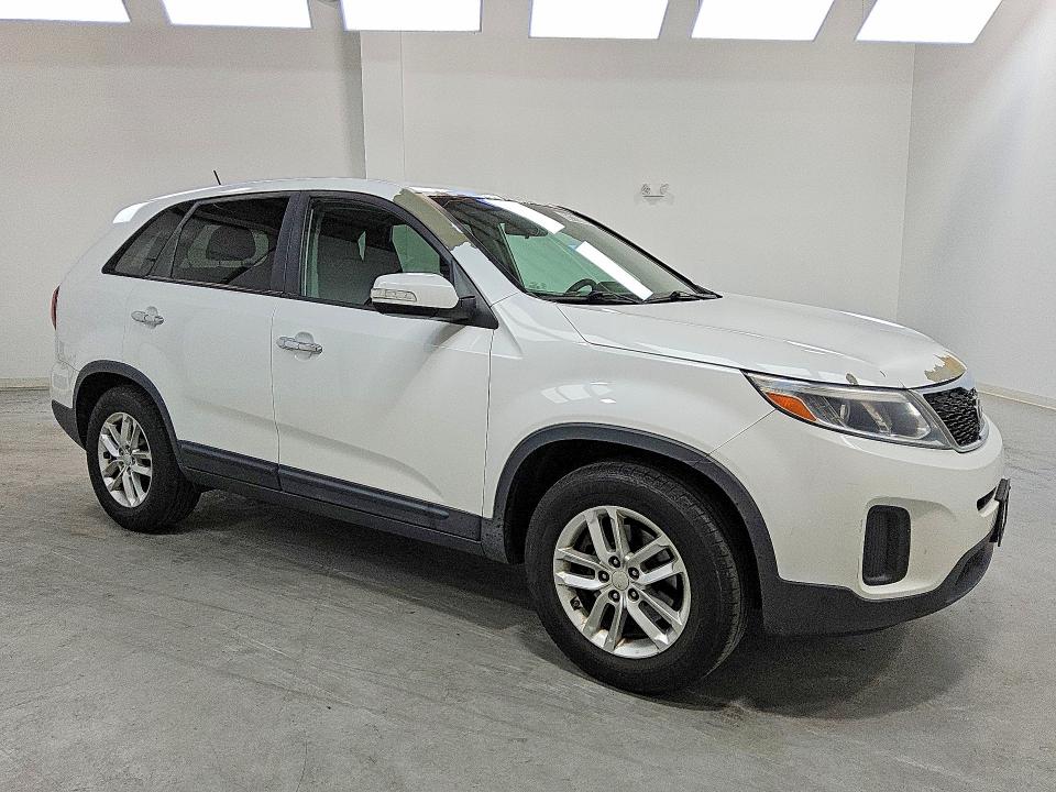 2014 Kia Sorento VIN 5XYKT3A6XEG504173 COPART salvage auction — NORMAL WEAR, IN - CERTIFICATE OF TITLE, sold $700 on 2026-07-23 (photo 4)