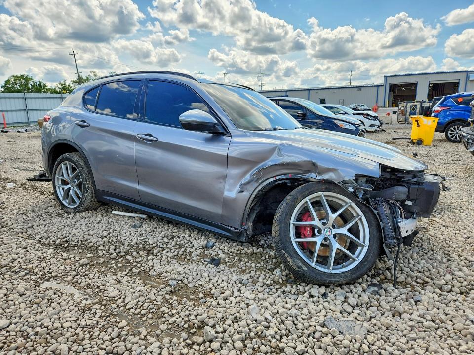 2018 Alfa romeo Stelvio VIN ZASFAKNN3J7C10647 COPART salvage auction — FRONT END, Il - Salvage Certificate, sold $1,100 on 2026-08-21 (photo 4)