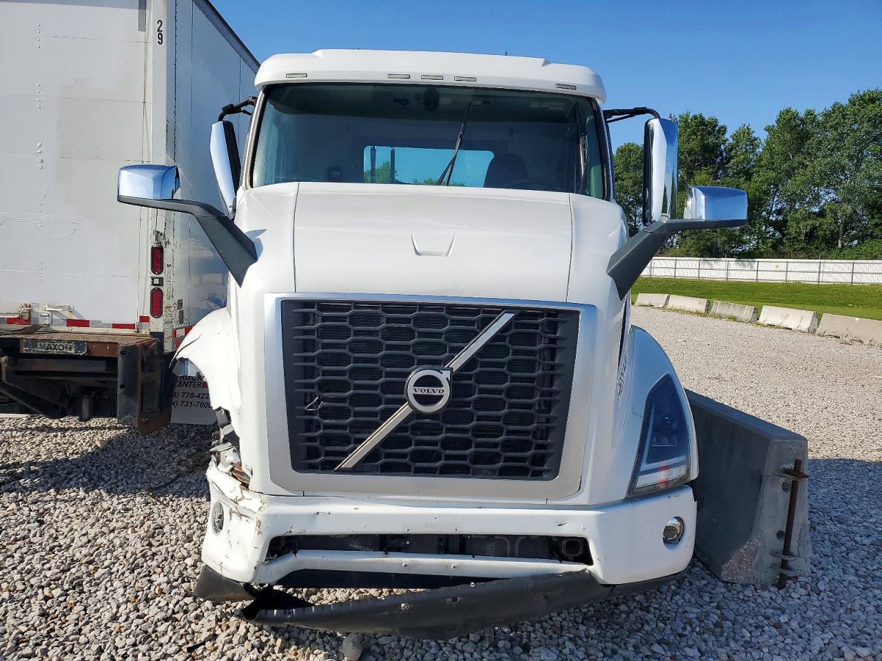 2021 Volvo VNR VIN 4V4WC9DG3MN600148 COPART salvage auction — Side, OR - SALVAGE TITLE CERTIFICATE, sold $875 on 2026-07-09 (photo 2)