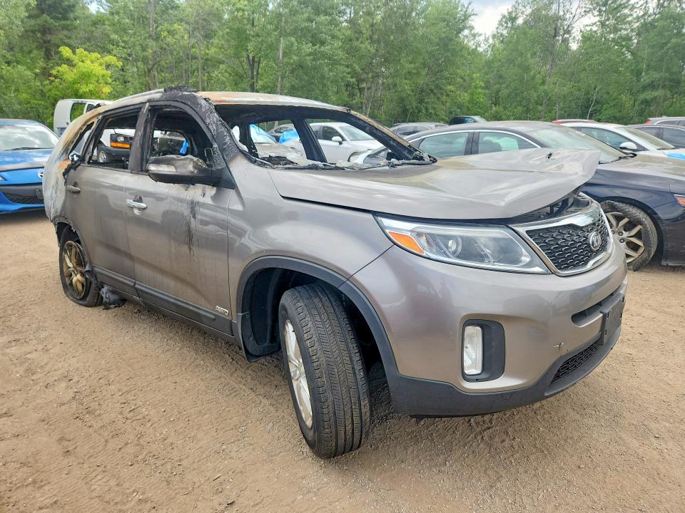 2015 Kia Sorento VIN 5XYKTCA6XFG629255 COPART salvage auction — BURN, On - Permit Irrepairable, sold $400 on 2026-07-23 (photo 4)