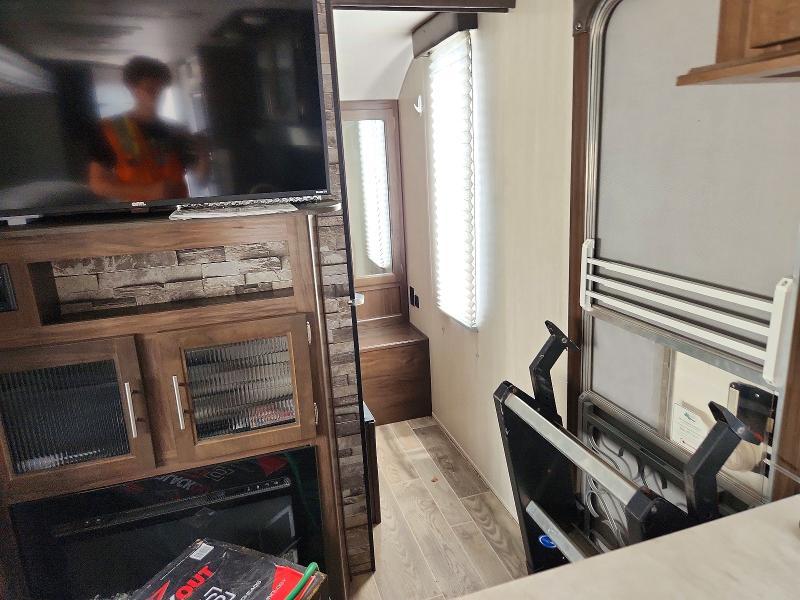 2019 Foresriver VIN 4X4TCSB23KK056756 COPART salvage auction — SIDE, NE - CERT OF TITLE-SALVAGE, sold $2,350 on 2026-09-10 (photo 5)