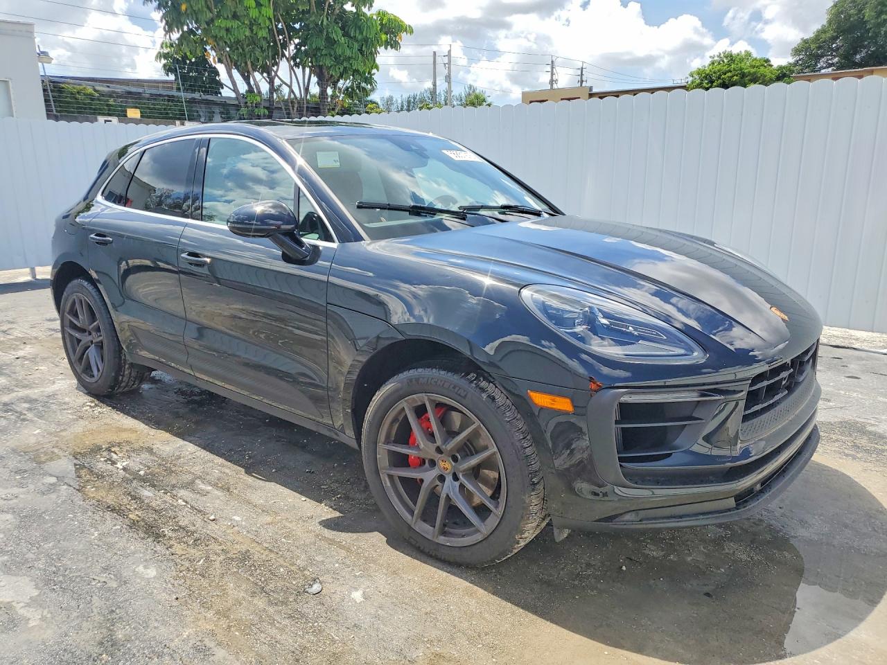 2025 Porsche Macan VIN WP1AG2A56SLB40186 COPART salvage auction — Side, FL - CERT OF TITLE SLVG REBUILDABLE, sold $28,250 on 2026-08-11 (photo 4)