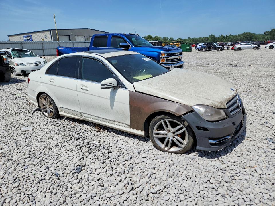 2012 Mercedes-benz C-klasse VIN WDDGF8BB2CR239520 COPART salvage auction — FRONT END, Il - Certificate Of Title, sold $700 on 2026-08-19 (photo 4)
