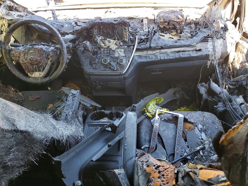 2018 Toyota Sienna VIN 5TDXZ3DC5JS961721 COPART salvage auction — BURN, Mi - Dis/Dlr/Exp Only Salvage Title, sold $525 on 2026-07-10 (photo 8)