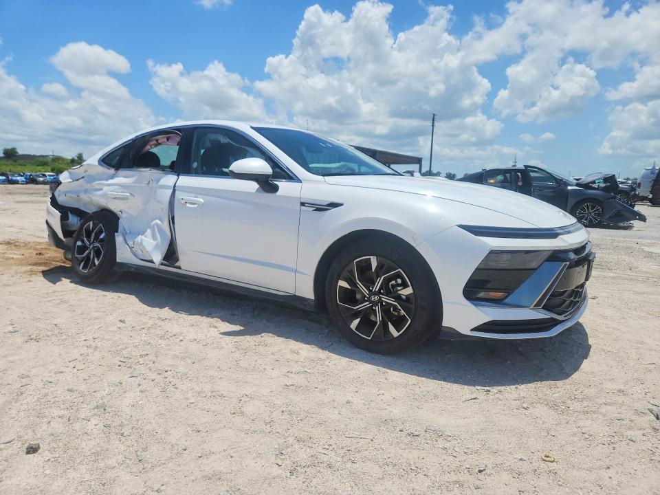 2025 Hyundai Sonata VIN KMHL64JA4SA499095 COPART salvage auction — SIDE, TX - NONREPAIRABLE TITLE, sold $8,100 on 2026-07-27 (photo 4)