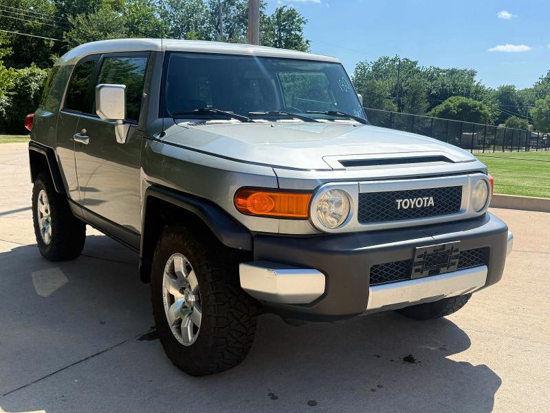 2009 Toyota Fj cruiser VIN JTEBU11F09K067152 COPART salvage auction — MINOR DENT/SCRATCHES, Ok - Certificate Of Title (P), sold $4,950 on 2026-07-14 (photo 1)
