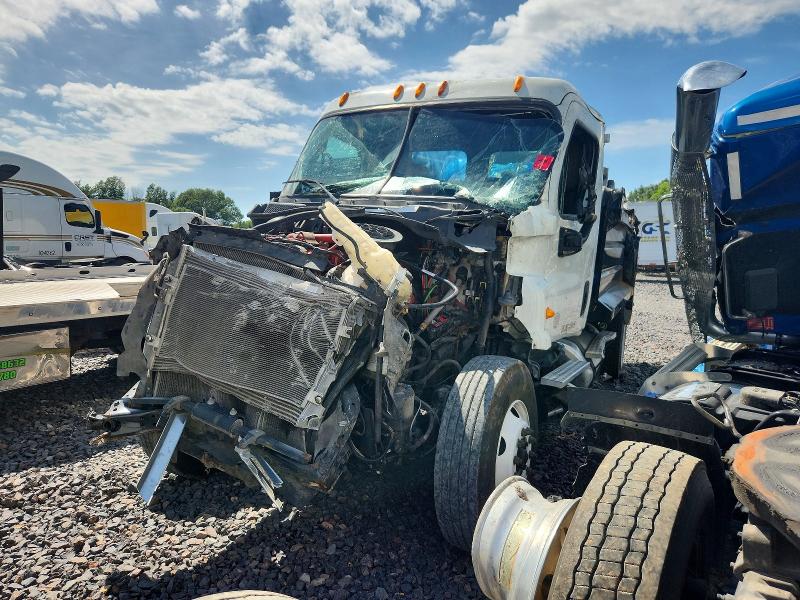 2014 Freightliner Cascadia VIN 3AKBGDBG9ESFX0994 COPART salvage auction — ROLLOVER, IA - CERT OF TITLE-SALVAGE TITLE, sold $60 on 2026-07-09 (photo 2)