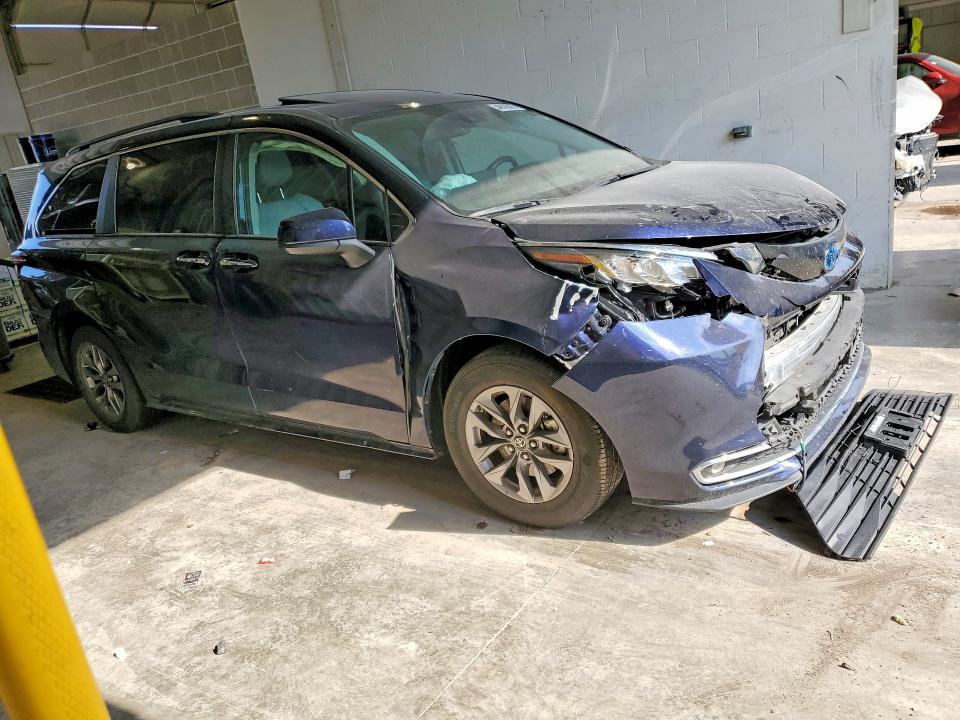 2023 Toyota Sienna VIN 5TDYRKEC4PS172742 COPART salvage auction — FRONT END, Mo - Salvage Certificate Of Title, sold $10,700 on 2026-07-28 (photo 4)
