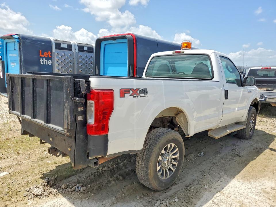 2005 Ford F-350 VIN 1FTWF31505ED06811 COPART salvage auction — MINOR DENT/SCRATCHES, VA - CERTIFICATE OF TITLE, sold $1,250 on 2026-07-02 (photo 3)