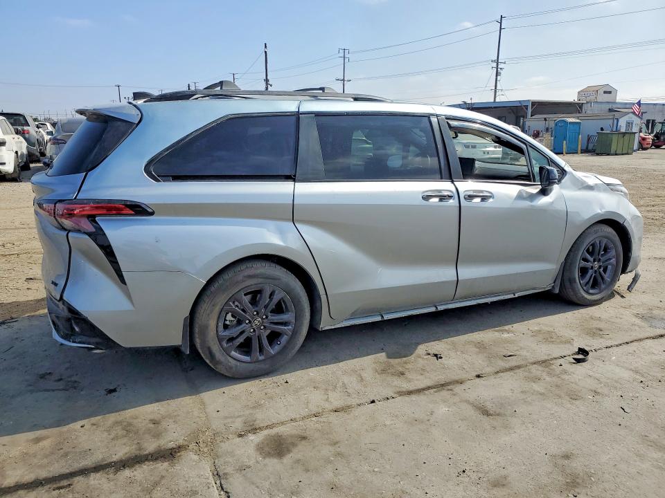 2025 Toyota Sienna VIN 5TDDSKFC1SS166407 COPART salvage auction — ROLLOVER, AZ - DIS/DLR/EXP ONLY SALVAGE TITLE, sold $17,000 on 2026-07-29 (photo 3)