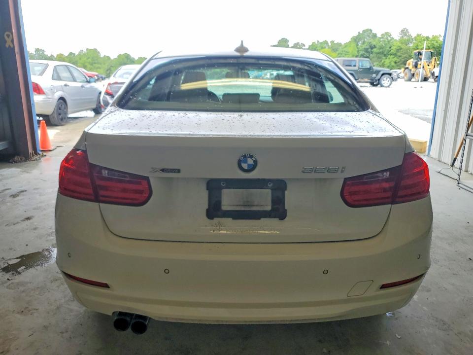 2014 BMW 3er VIN WBA3B3C58EJ977353 COPART salvage auction — MINOR DENT/SCRATCHES, Nc - Dealer Only Clean Title, sold $825 on 2026-07-22 (photo 6)