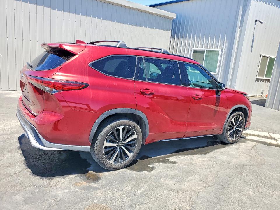 2022 Toyota Highlander VIN 5TDJZRBH1NS248375 COPART salvage auction — MINOR DENT/SCRATCHES, CA - CERTIFICATE OF TITLE, sold $16,300 on 2026-07-21 (photo 3)
