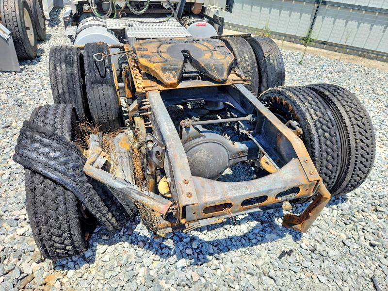 2015 Volvo Vnl VIN 4V4NC9EHXFN186212 COPART salvage auction — BURN, Fl - Cert Of Title Slvg Rebuildable, sold $2,350 on 2026-07-08 (photo 9)