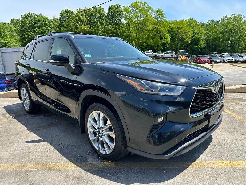 2023 Toyota Highlander VIN 5TDKDRBH4PS001390 COPART salvage auction — MINOR DENT/SCRATCHES, MA - CERTIFICATE OF TITLE, sold $24,100 on 2026-07-29 (photo 4)