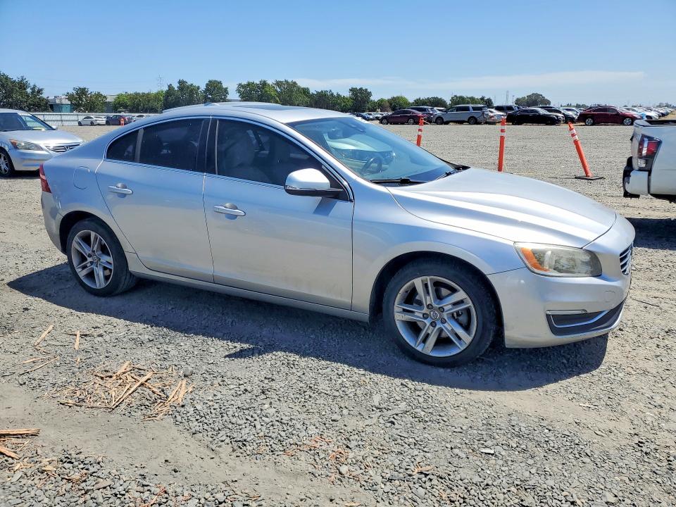 2015 Volv S60 VIN YV140MFKXF2366296 COPART salvage auction — REAR END, CA - DIS/DLR/EXP ONLY CLEAN TITLE, sold $1,300 on 2026-07-28 (photo 4)