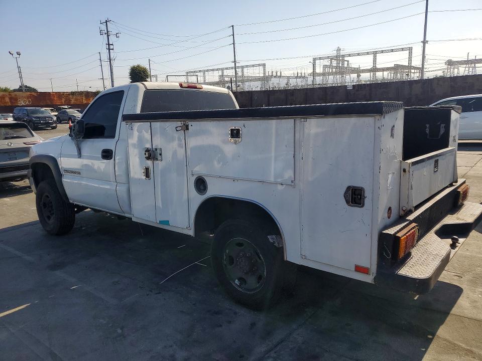 2002 Gmc SIERRA VIN 1GDHC24U12E117350 COPART salvage auction — NORMAL WEAR, Ca - Dis/Dlr/Exp Only Clean Title, sold $225 on 2026-07-10 (photo 2)