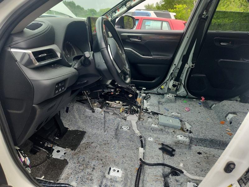 2022 Toyota Highlander VIN 5TDFZRBHXNS165341 COPART salvage auction — STRIPPED, On - Permit No Brand - Unfit, sold $25,750 on 2026-07-07 (photo 7)