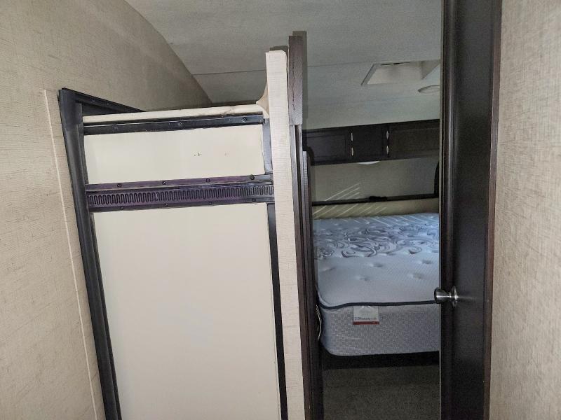 2018 Kz-rv Durango VIN 4EZFD2527J6069558 COPART salvage auction — SIDE, MT - CERTIFICATE OF TITLE TOTALED, sold $4,450 on 2026-10-06 (photo 9)