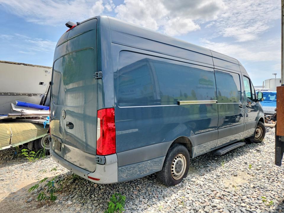 2019 Mercedes-benz VIN WD4PF1CD6KT011786 COPART salvage auction — MINOR DENT/SCRATCHES, FL - CERTIFICATE OF TITLE, sold $6,000 on 2026-07-22 (photo 3)