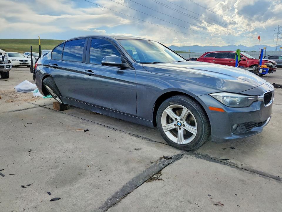 2013 BMW 3er VIN WBA3A5C51DF602856 COPART salvage auction — SIDE, CO - PUBLIC - SALVAGE TITLE, sold $825 on 2026-08-03 (photo 4)
