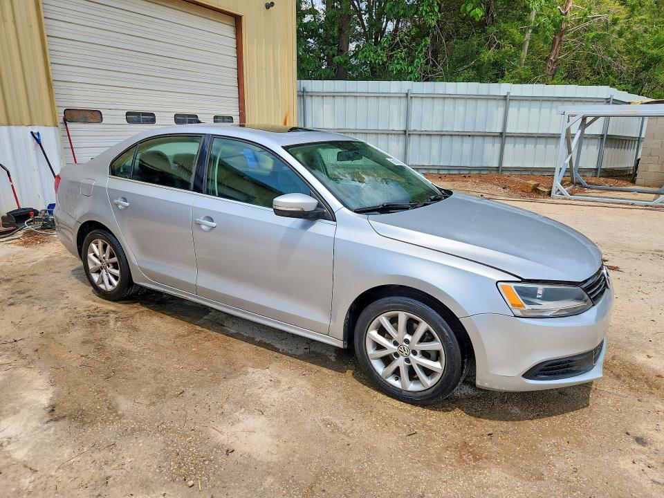 2014 Volkswagen Jetta VIN 3VWD17AJ4EM289447 COPART salvage auction — MINOR DENT/SCRATCHES, Nc - Dealer Only Clean Title (P), sold $2,050 on 2026-07-09 (photo 4)